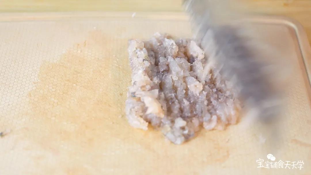 第3步：虾肉剁碎