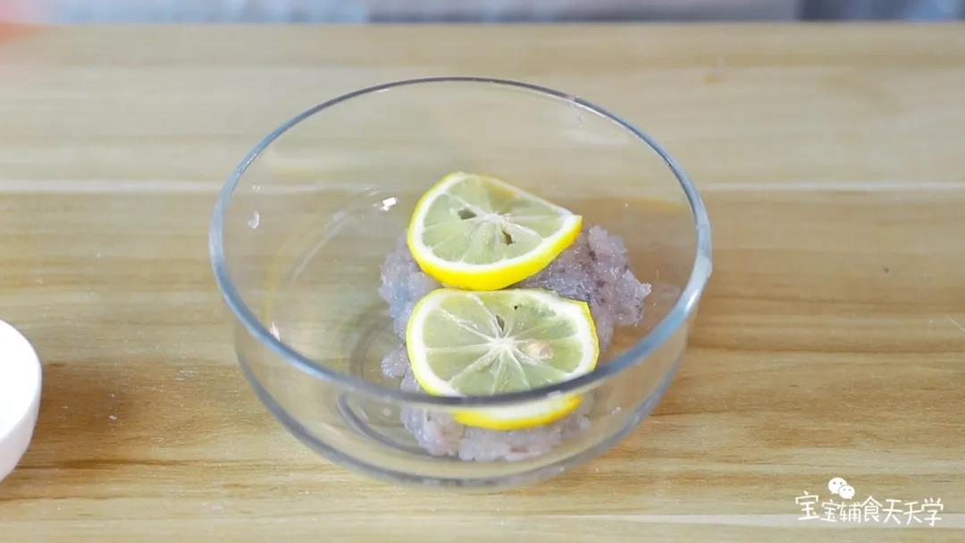 第4步：覆盖柠檬腌10分钟去腥