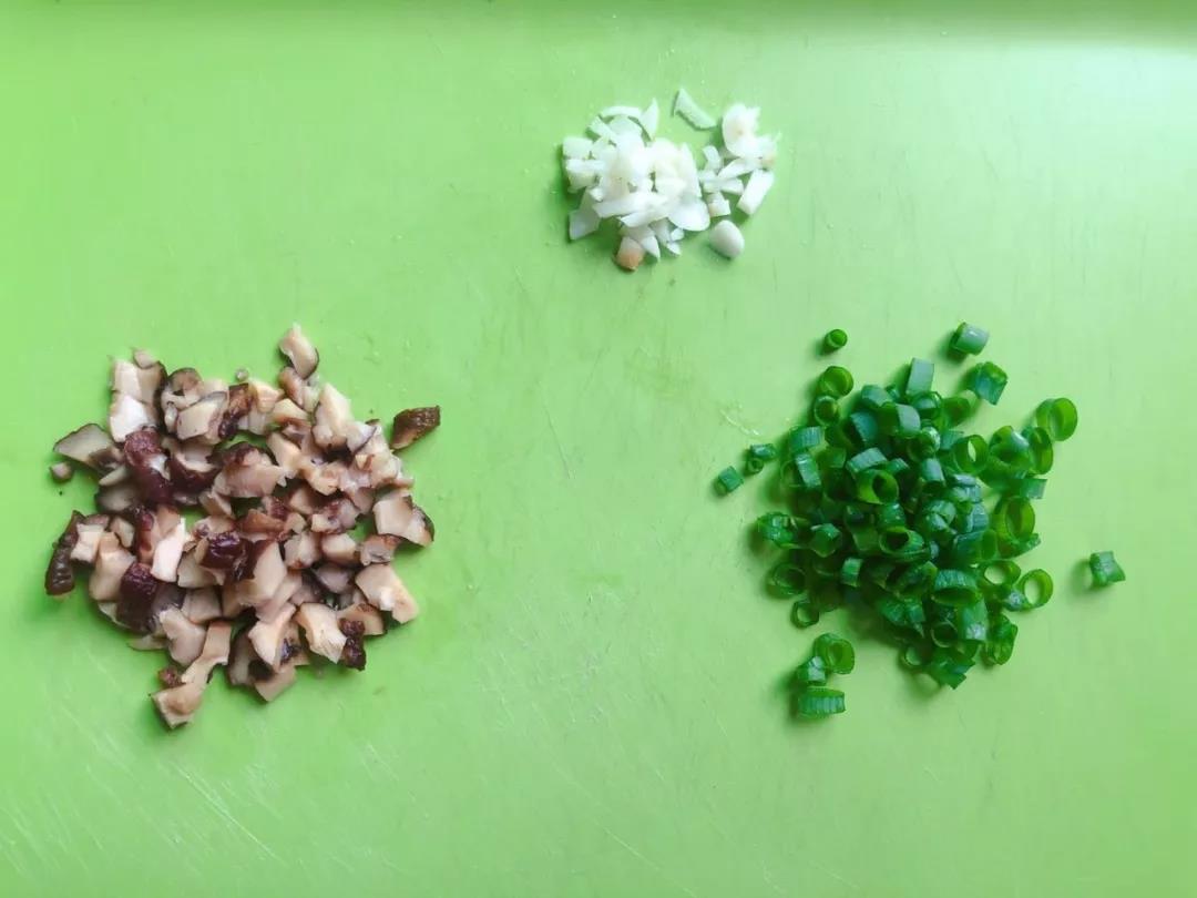 干香菇提前泡发洗净切碎，葱洗净切小段，蒜洗净去皮切成碎末。