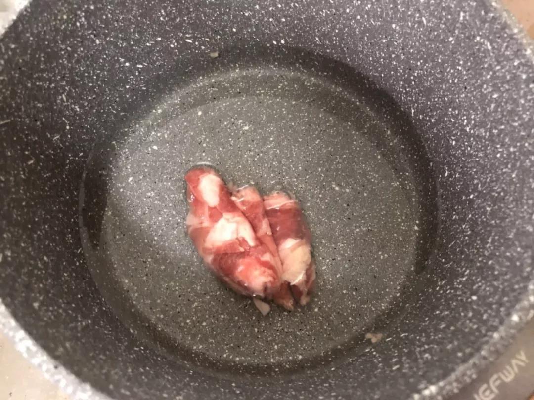 锅内倒入热水，放入牛肉卷焯熟。