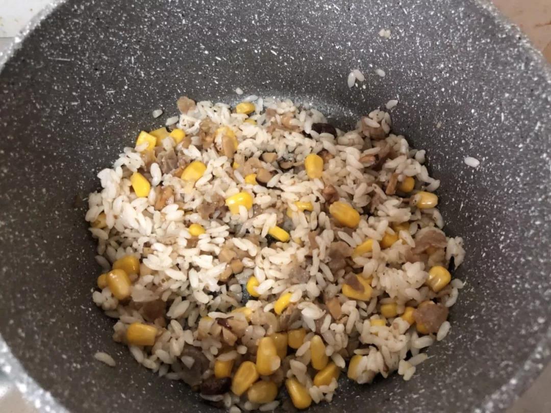 倒入熟米饭，翻炒均匀。