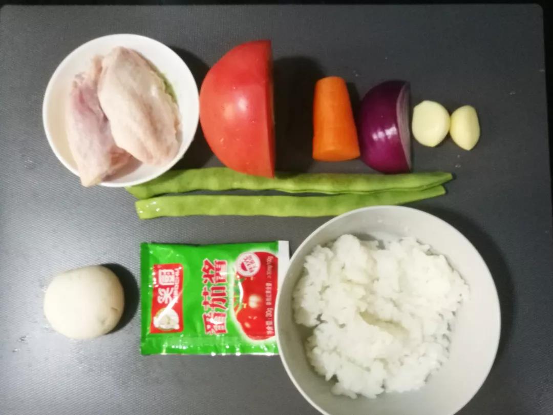 准备好所有食材，鸡翅提前放冷藏室解冻。