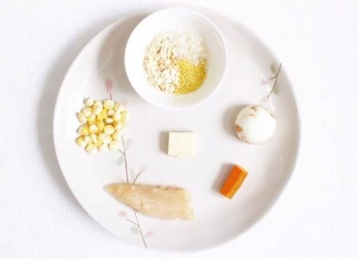 玉米粒洗净，鸡胸肉洗净去掉筋膜，口蘑去柄洗净，胡萝卜洗净去皮备用。