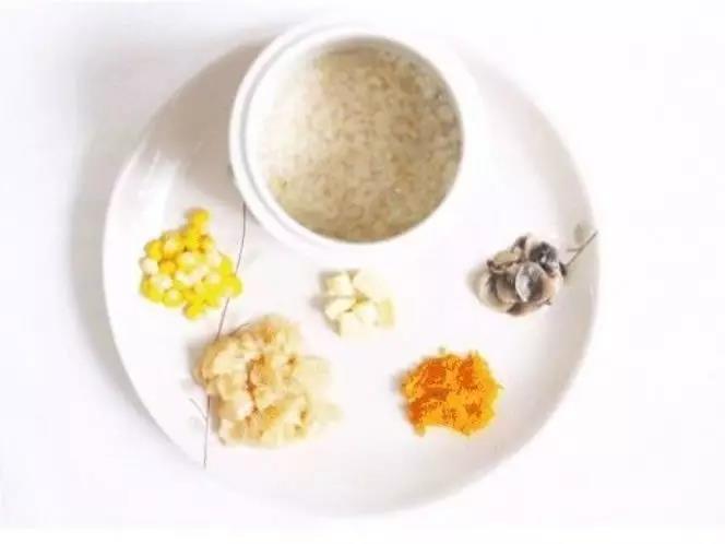 玉米粒蒸熟去皮，胡萝卜擦成碎末蒸5分钟，口蘑切片焯水后煮5分钟，鸡肉垂直纹路切薄片，奶酪切碎。