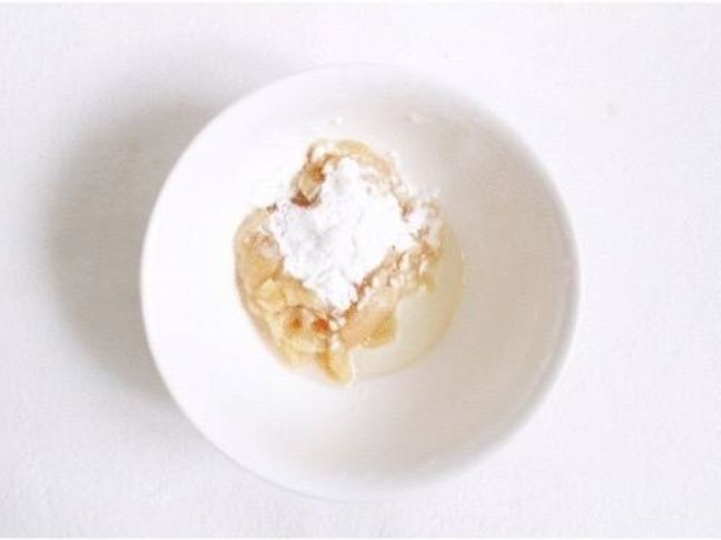 鸡肉片加入少量淀粉和食用油拌匀。