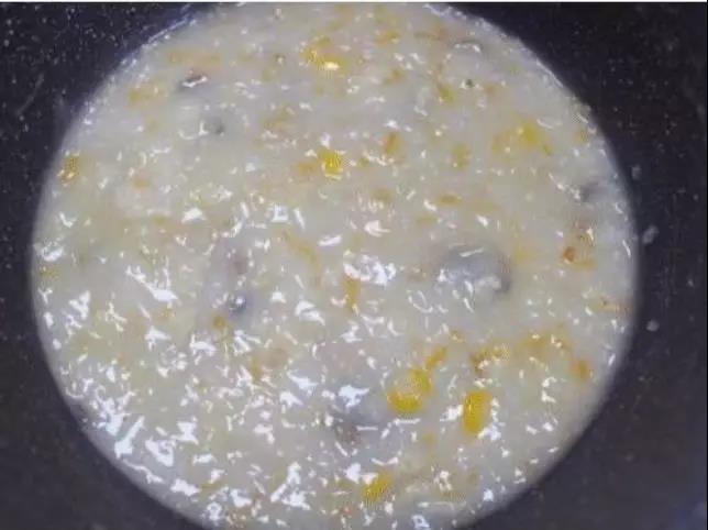 调成小火并倒入奶酪碎和煲好的粥，煮沸至需要的浓稠度关火即可。