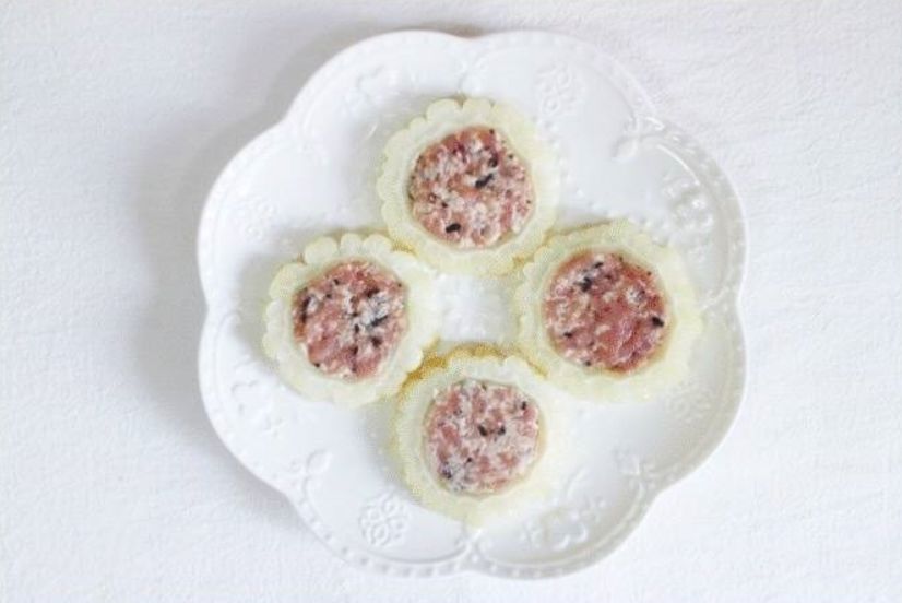 把肉馅填入苦瓜圈中。