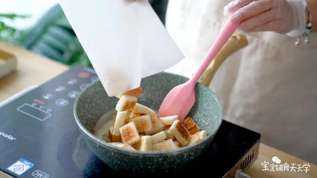 倒入吐司，翻炒至吸收完，变干