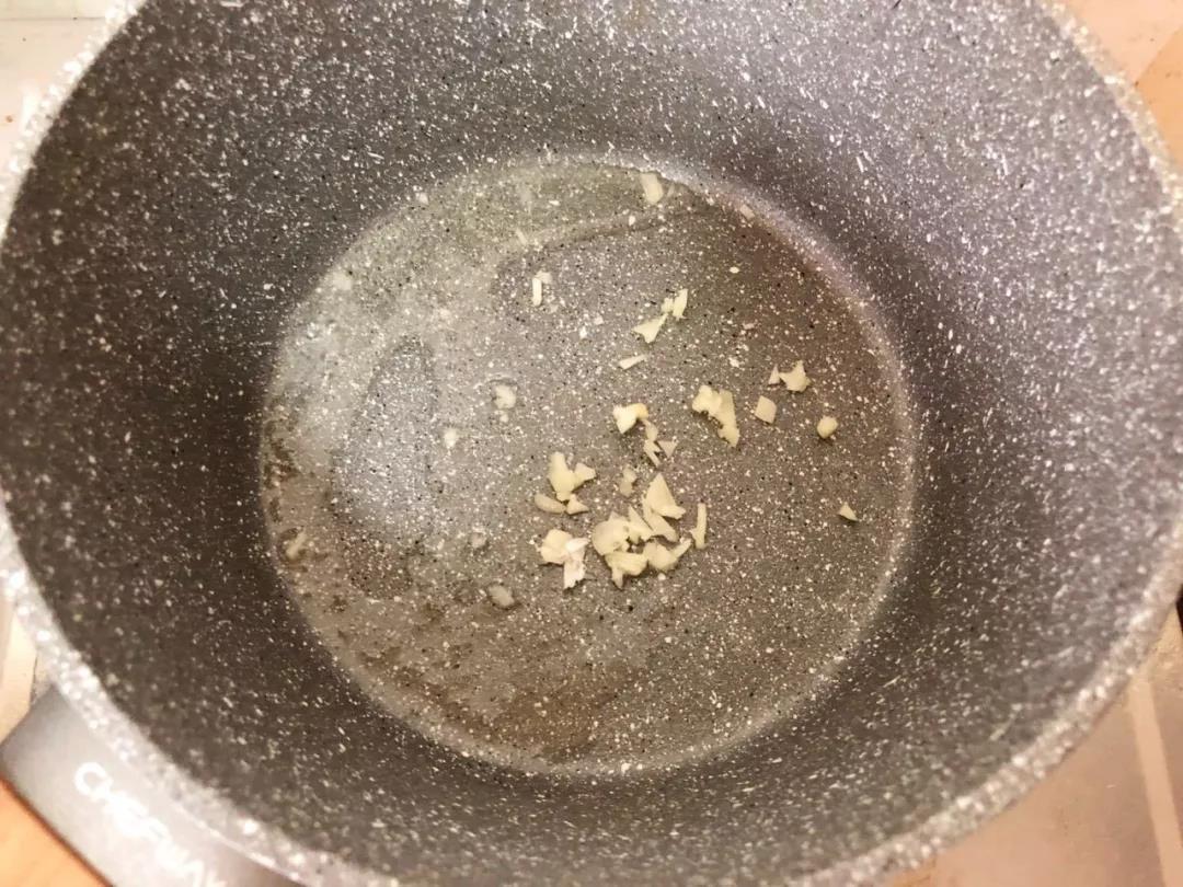 蒜入油锅爆香。