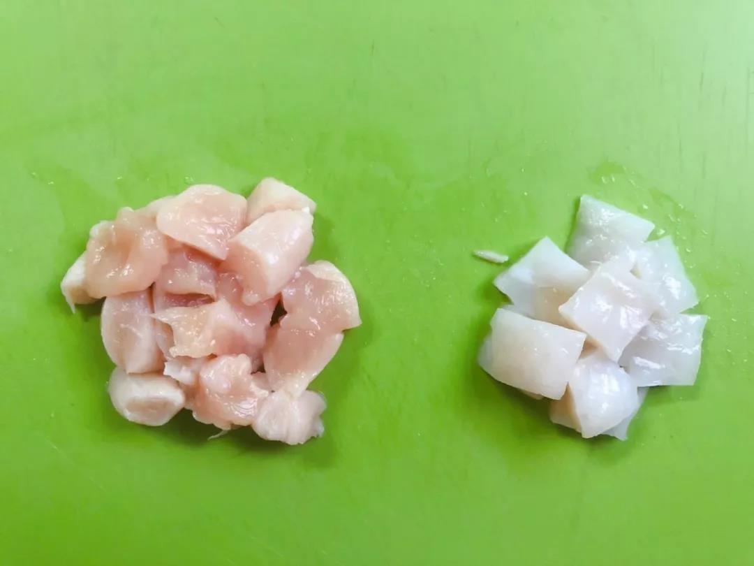 鸡肉去筋膜，和带子一起切小块。