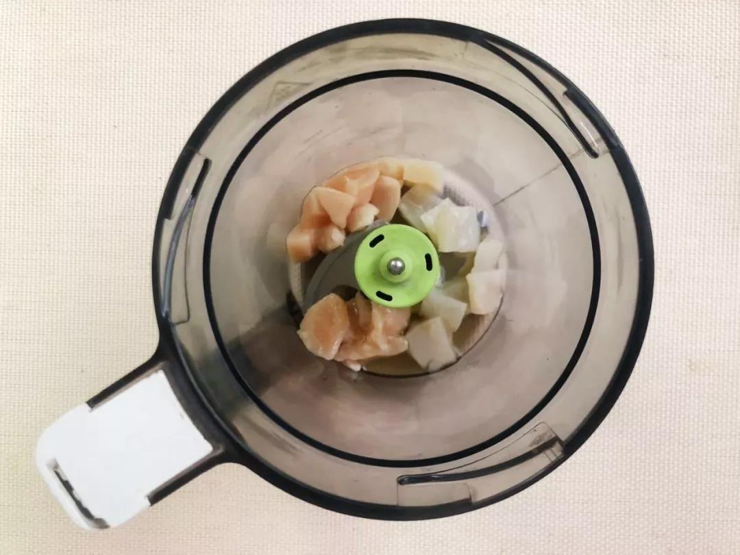 一起放入料理机，加入蛋清，搅打成泥。