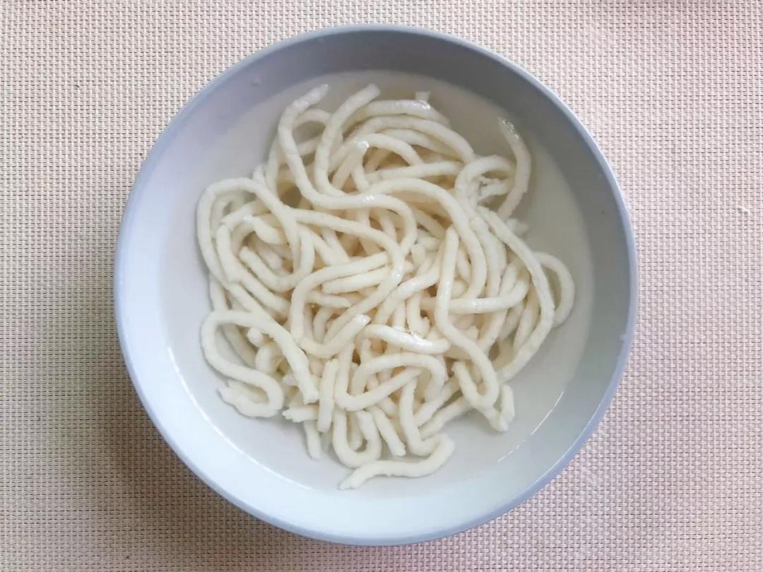 煮好的米线放入凉开水中浸泡一会儿。