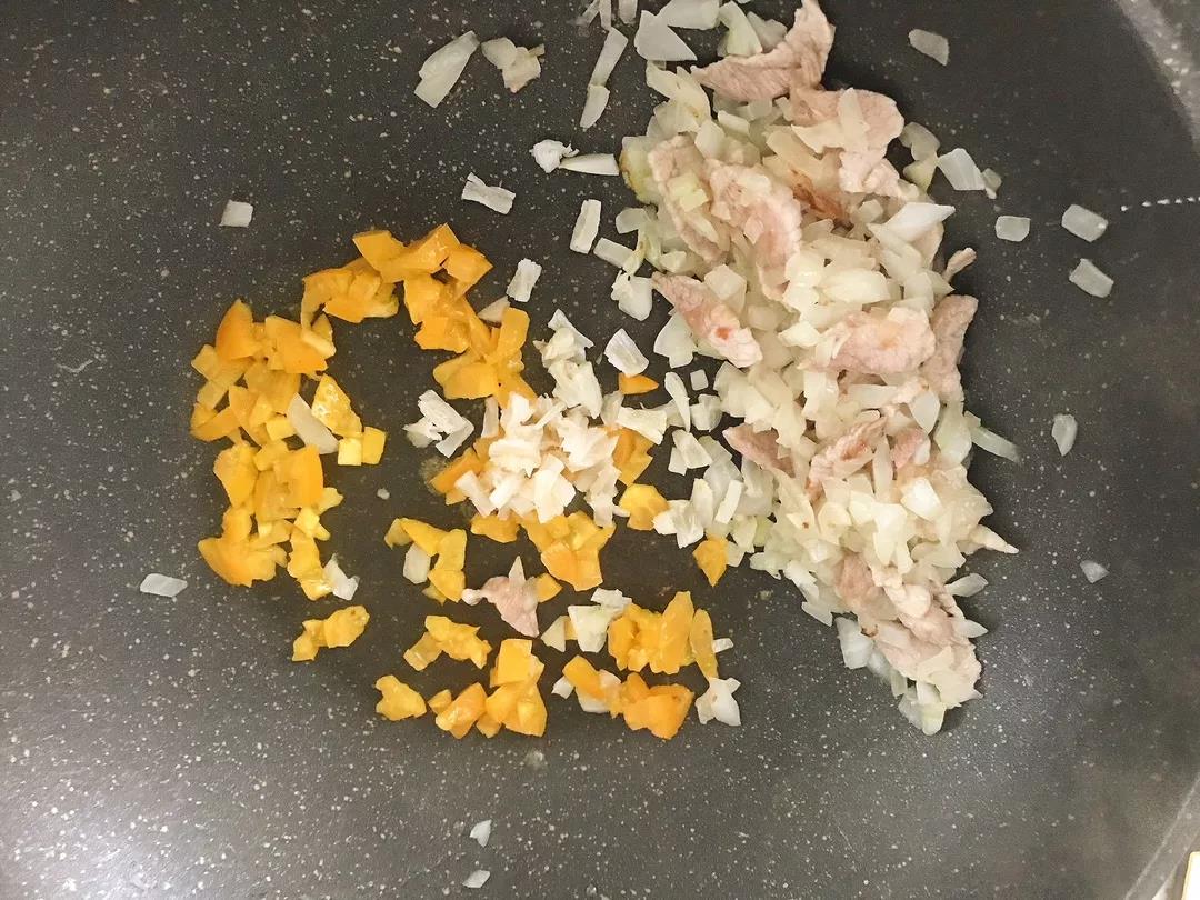 第5步：西红柿碎、干贝碎一起放入锅中炒至西红柿出汁。
