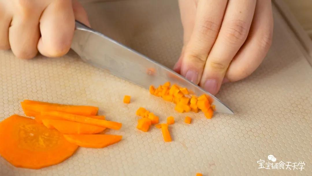 第4步：把胡萝卜切成宝宝适合的小丁，也可以印几个花花图案来吸引宝宝哦