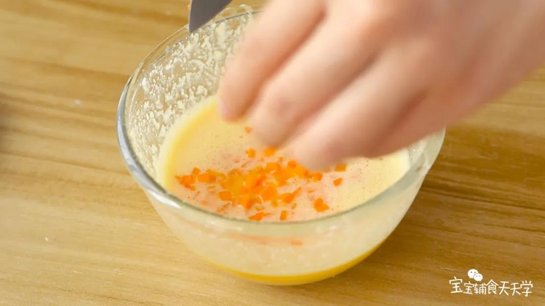 第5步：把胡萝卜碎加入蛋糊中，混合均匀