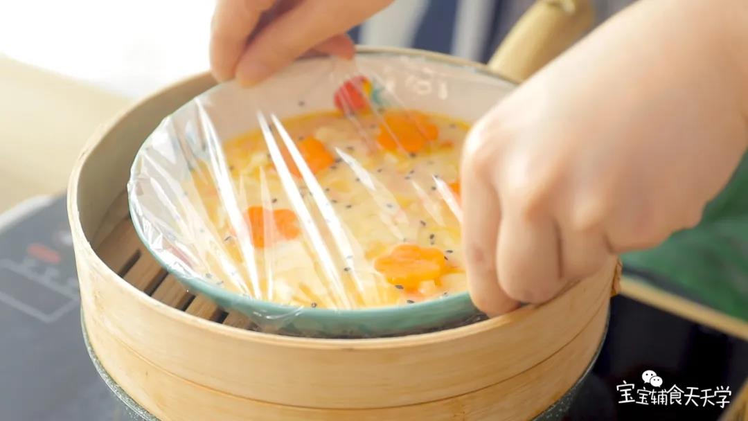 第10步：盖上保鲜膜，冷水上锅蒸15分钟即可