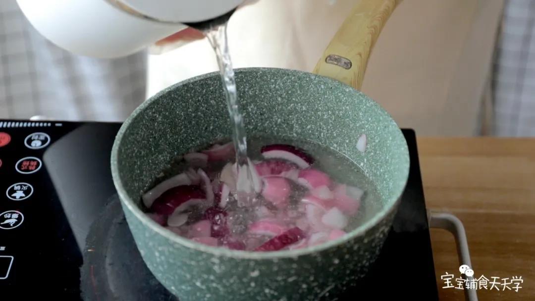 第5步：加入适量的水和咖喱块