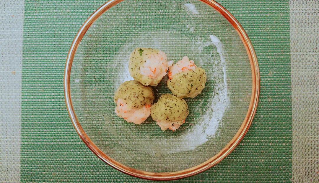 第6步：搓好的丸子小火下锅煮5分钟即可出锅。