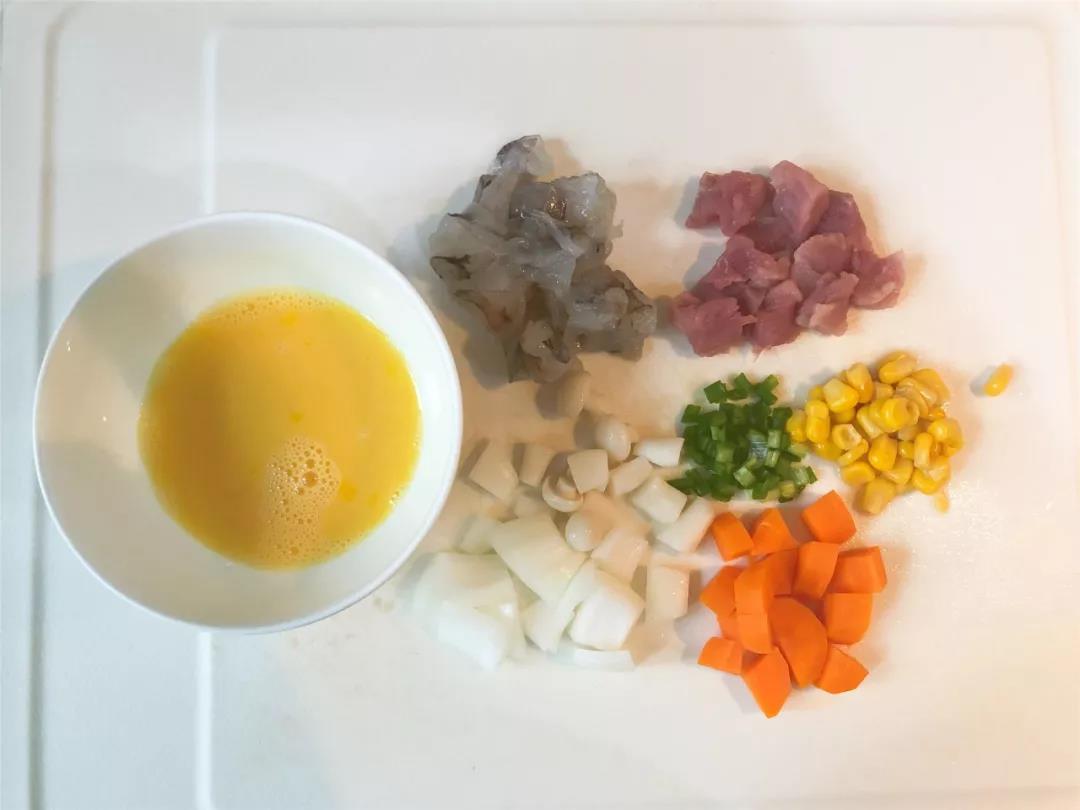 第3步：猪肉切丁，白虾去壳去虾线切碎，鸡蛋打散，胡萝卜、洋葱切丁，白玉菇、香葱切段。
