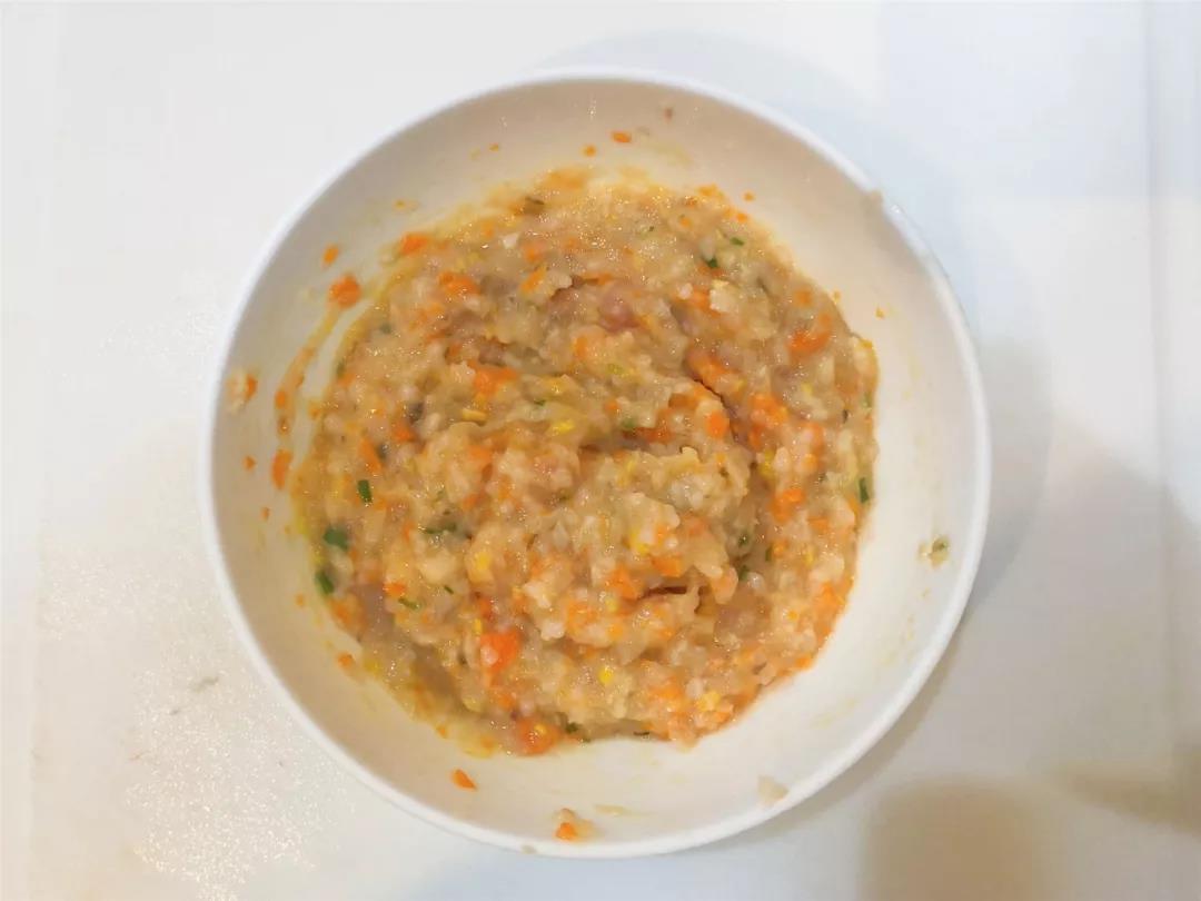 第5步：在刚才搅碎的混合物中加入鸡蛋液和油，搅拌均匀。