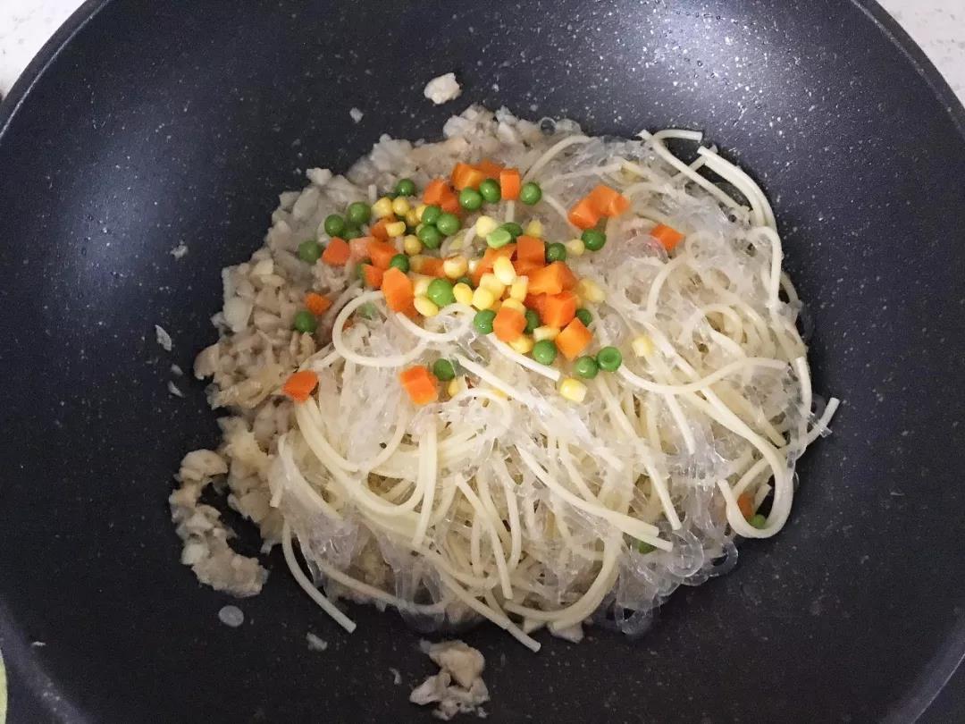 第5步：意面、红薯粉丝、杂蔬一起放入锅中，搅拌均匀，焖1分钟入味。