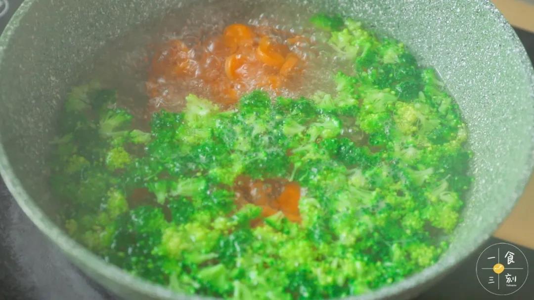 第4步：把两种蔬菜烫熟，捞起备用