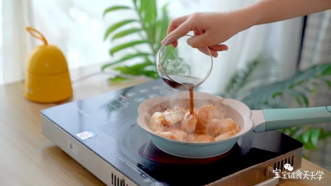 淋入酱汁，焖至入味，无水后即可