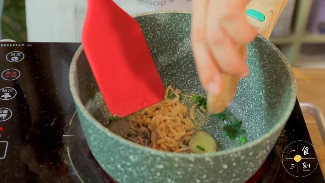 锅里倒油，小火加热，倒入姜片、葱花和虾皮翻炒