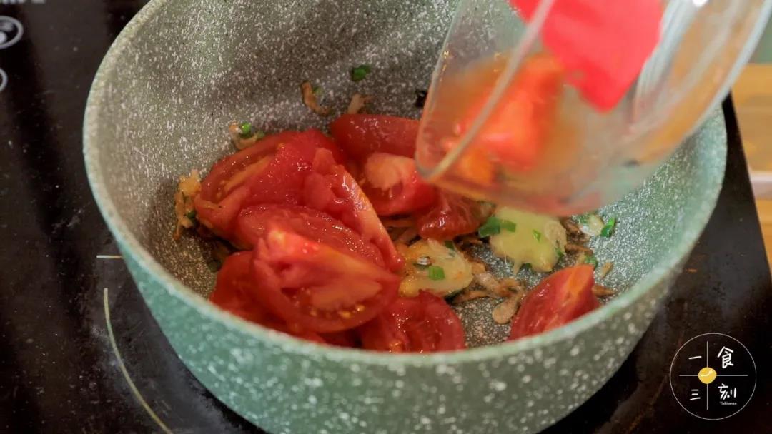 倒入番茄翻炒出汁