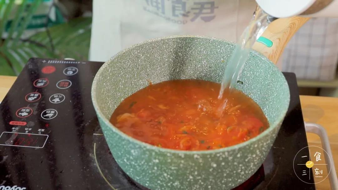 倒入清水，加盖，大火烧开转中小火熬煮15-20分钟