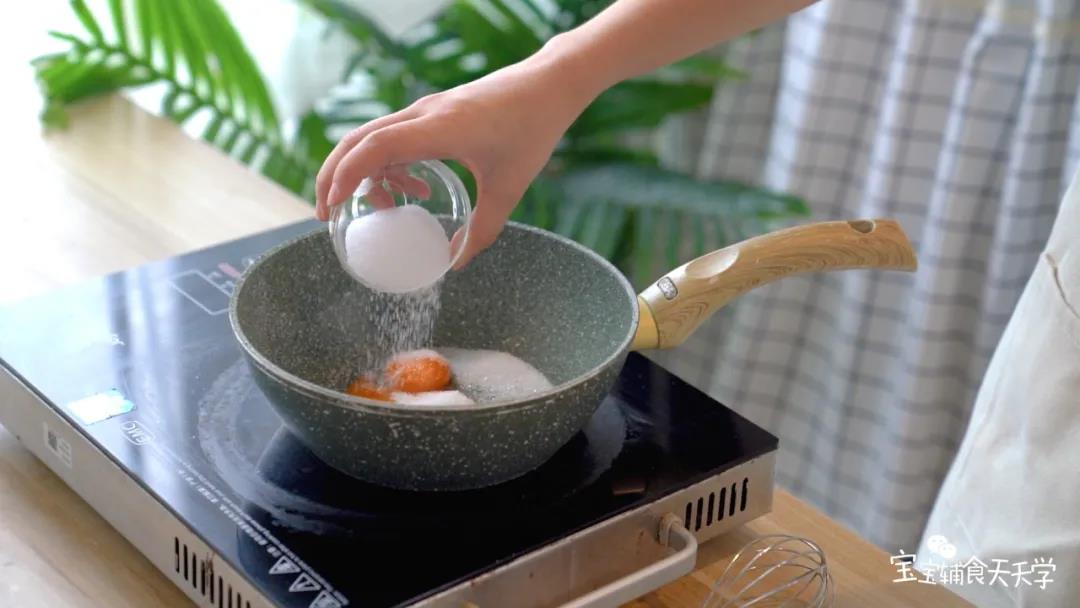 第3步：把蛋黄和白砂糖混合，倒入牛奶混合均匀