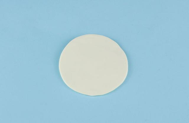 步骤1：首先我们用淡黄色粘土做一个圆形，淡黄色用黄色+白色混合而成。