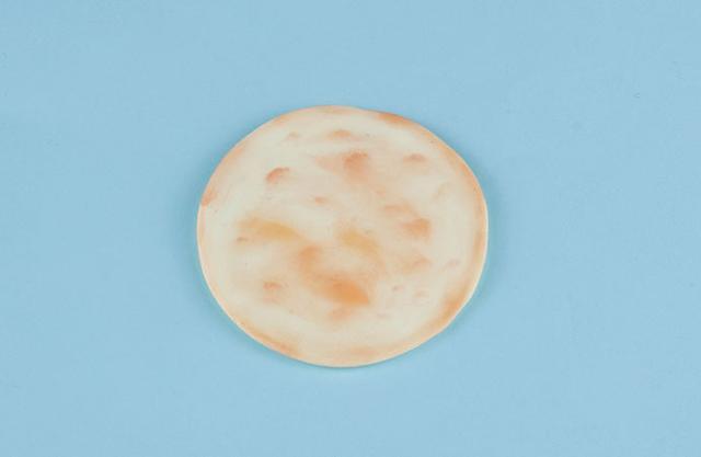 步骤2：然后用色粉在上面点涂一下，做出煎饼的样子。