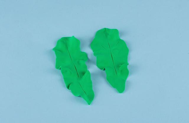 步骤3：用绿色粘土做出生菜的叶子。
