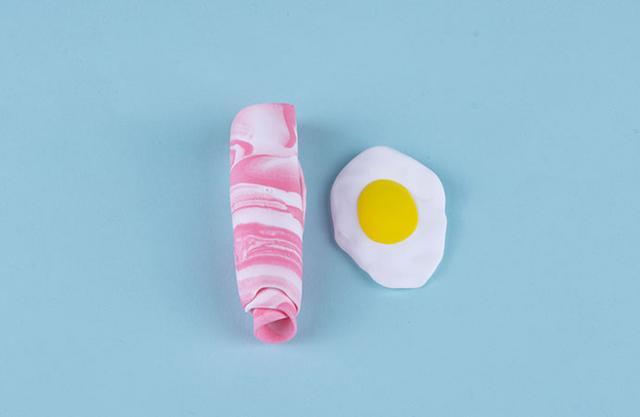 步骤4：白色粘土和黄色粘土做一个煎蛋，红色和白色粘土混合一下压成长条卷成肉卷