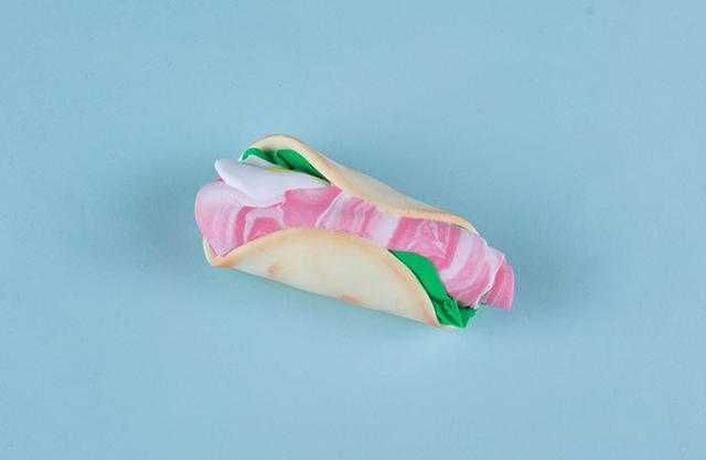 步骤6：然后把煎饼卷起来，这样卷饼就做好啦！