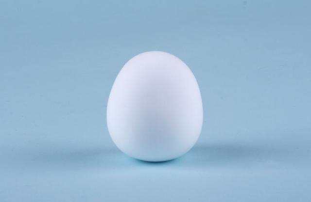 步骤1：首先用白色粘土做一个椭圆形作为团子兔圆滚滚的身体。