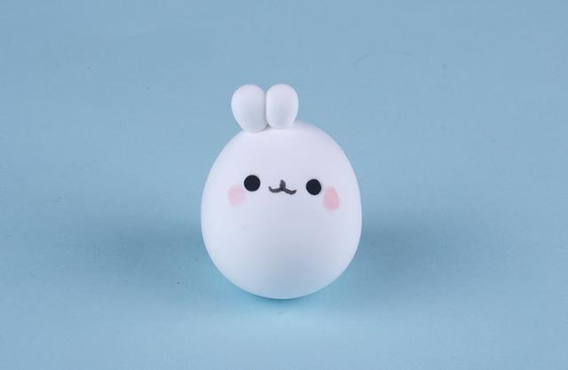 步骤3：把耳朵和眼镜粘好，然后画出嘴巴，涂上腮红。