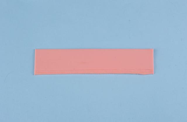 步骤4：用洋红色粘土做一个长方条。