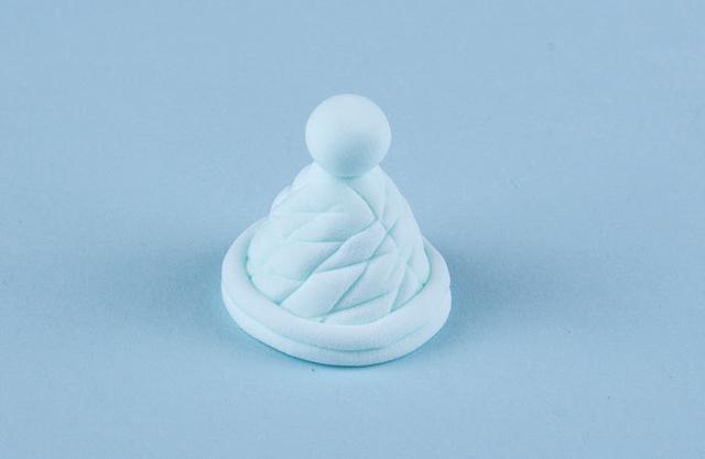 步骤5：淡蓝色粘土做出小帽子。