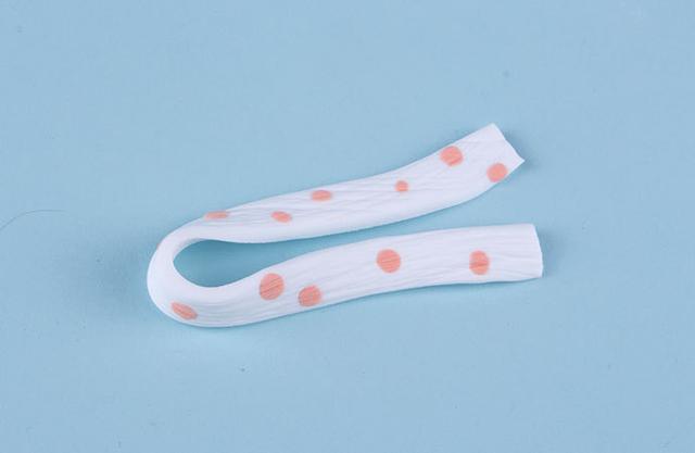 步骤6：白色粘土做出围巾，上面点缀上红色的圆点。