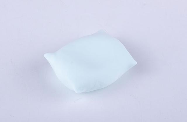 步骤2：然后用淡蓝色粘土做一个枕头，这个蓝色非常淡，我们可以用白色+蓝色混合而成。