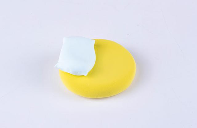 步骤3：把做好的枕头放在小床上。