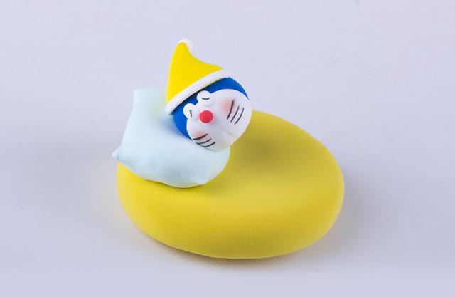 步骤6：把帽子戴上，哆啦A梦头部就做好了，把它放在枕头上。