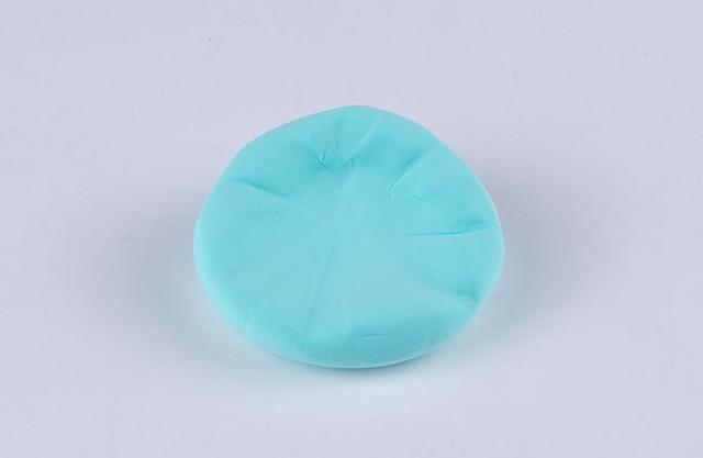 步骤1：首先我们用湖蓝色粘土做一个圆球形然后把它压扁，整理成上图的样子。