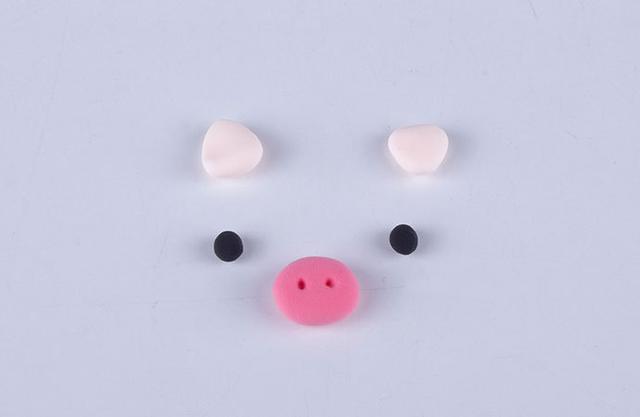 步骤3：按照上图的样子做出小猪的耳朵、眼睛和鼻子。