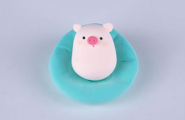 步骤4：把小猪的眼睛、耳朵和鼻子粘好，然后戳一个小孔做嘴巴，这样小猪就做好了。把小猪放在做好的沙发上。