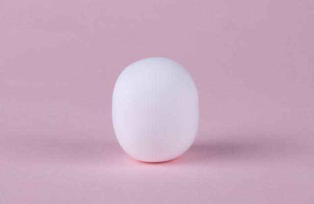 步骤1：首先我们用白色粘土揉一个椭圆球。