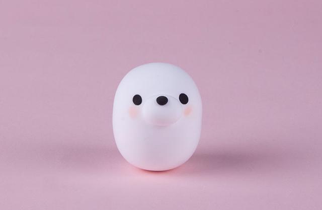 步骤3：把眼睛和嘴巴部分粘好，然后涂上腮红。