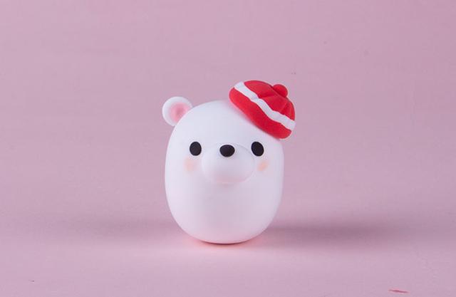 步骤5：把小耳朵粘上，然后带上红色帽子，正好帽子把另一只耳朵挡住了。